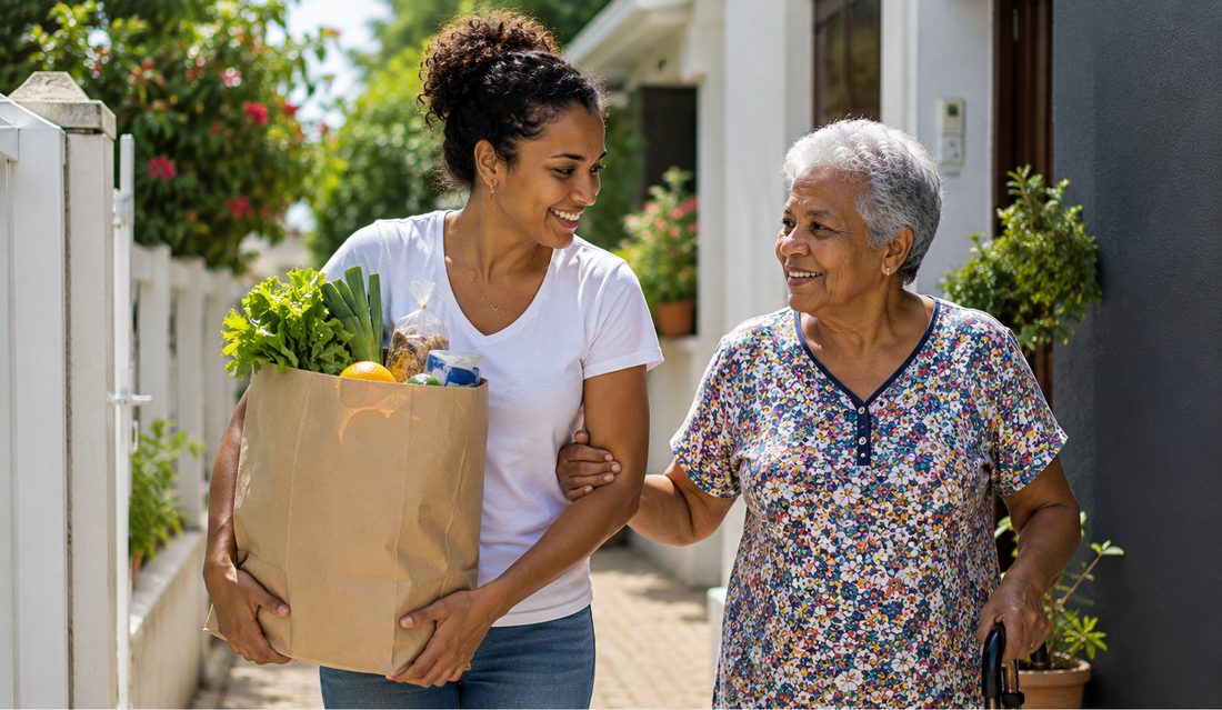 Une jeune femme accompagne une dame âgée qui marche, un sac de courses dans les bras.